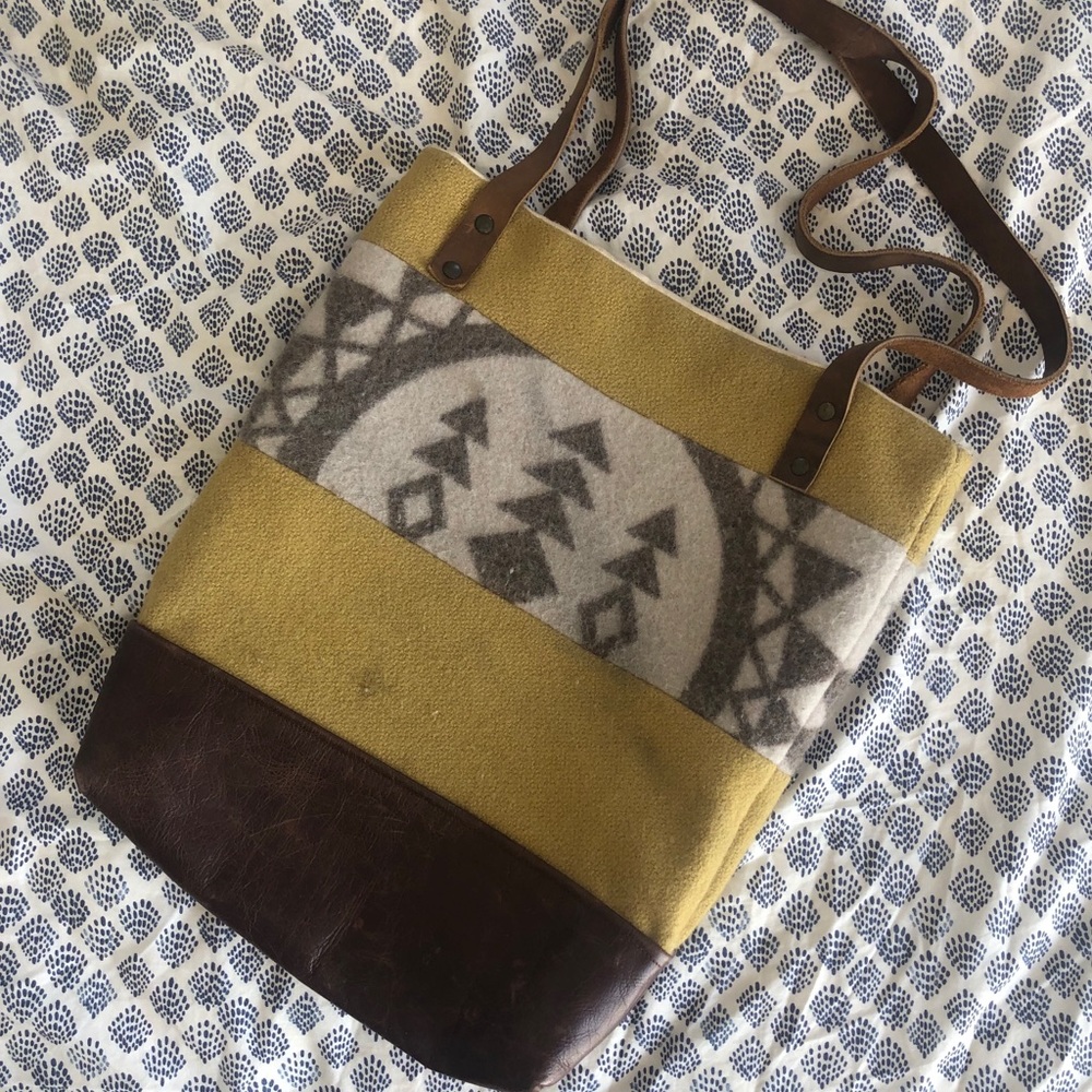 Nan-made handmade wool and leather purse